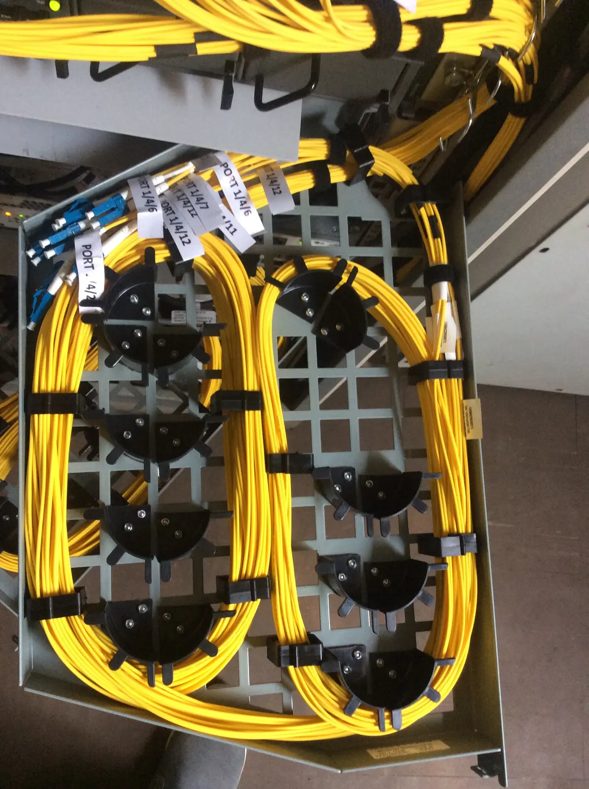 Organized fibre optic cable management inside a telecommunications rack