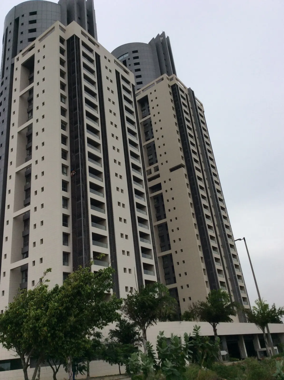 High-rise building representing an indoor coverage project environment