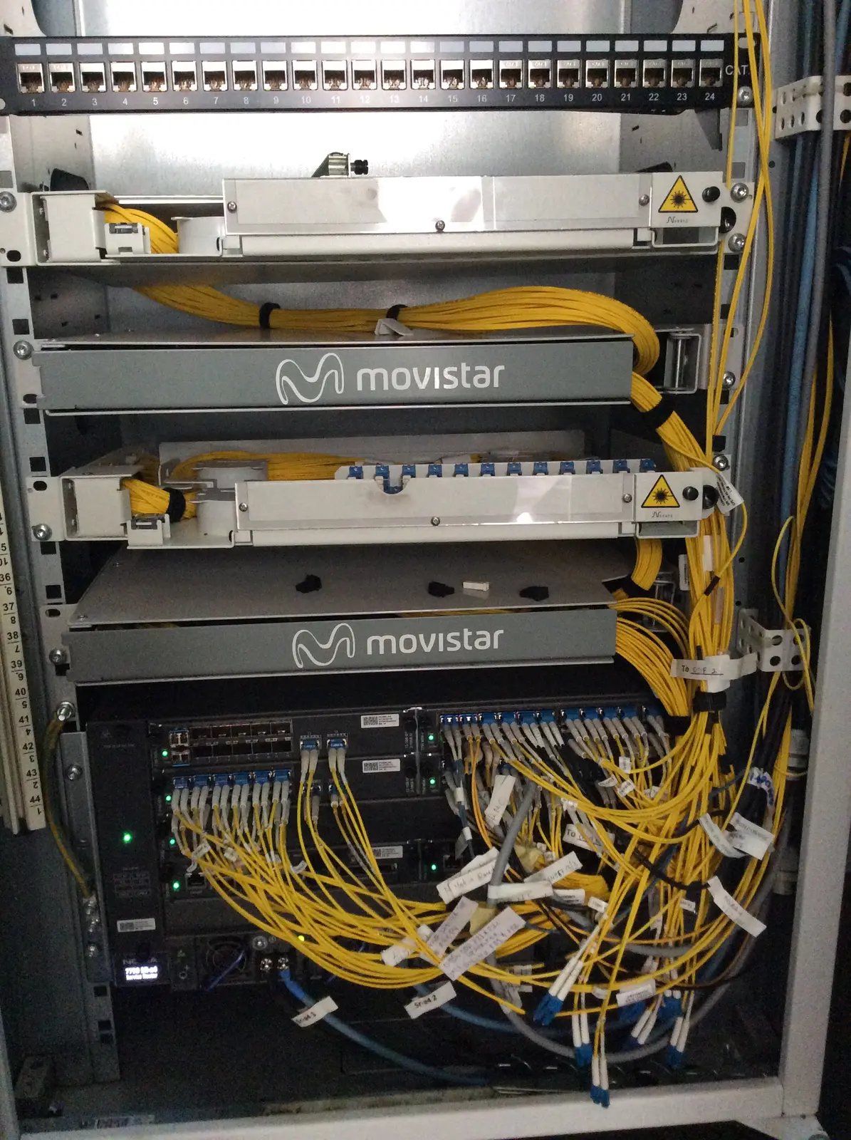 Integrated fibre and transmission equipment in a network rack